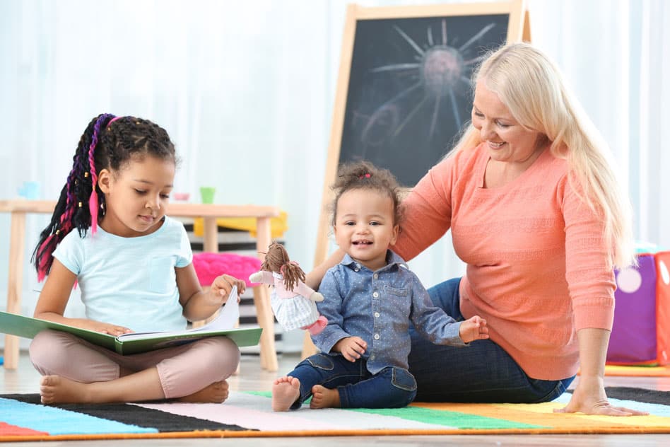 Embaucher une nounou à domicile, combien ça coûte ?