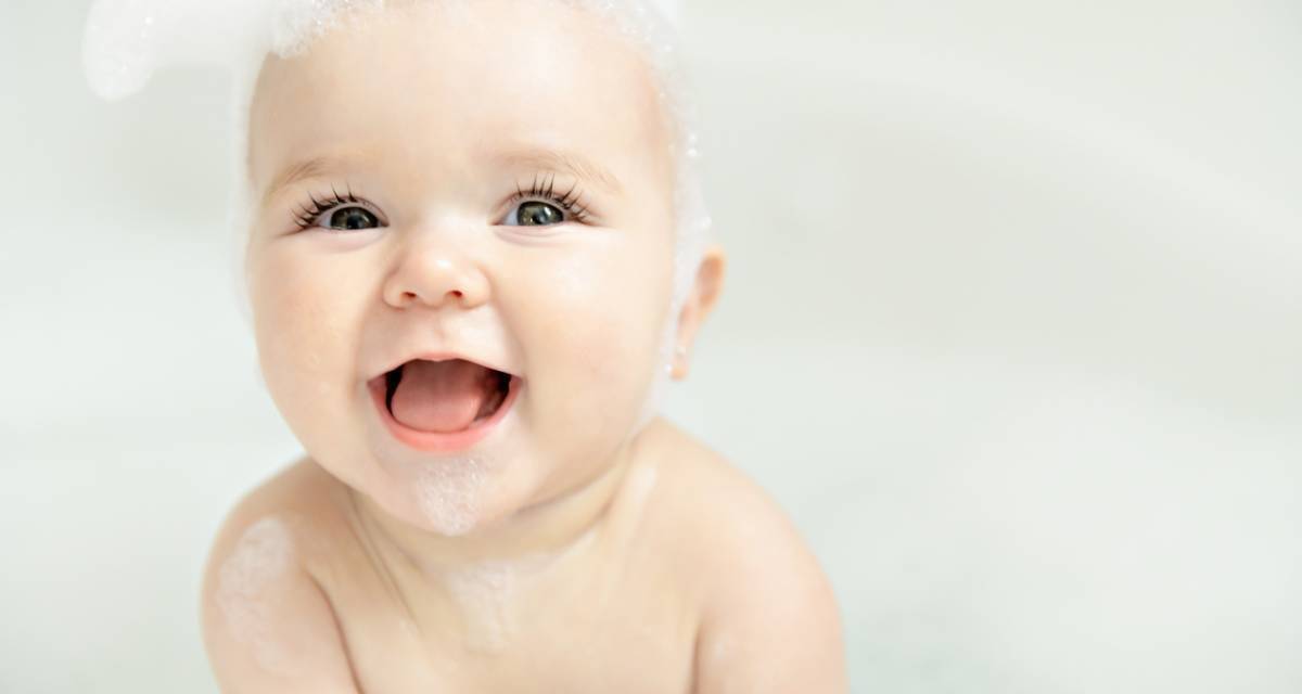 Peut-on laver le corps et les cheveux de bébé avec un même produit ?