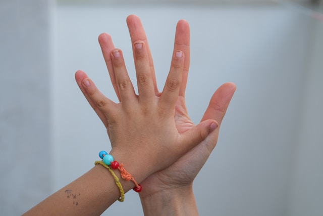Le bracelet enfant sur cordon : quand un simple fil devient un bijou chargé de sens
