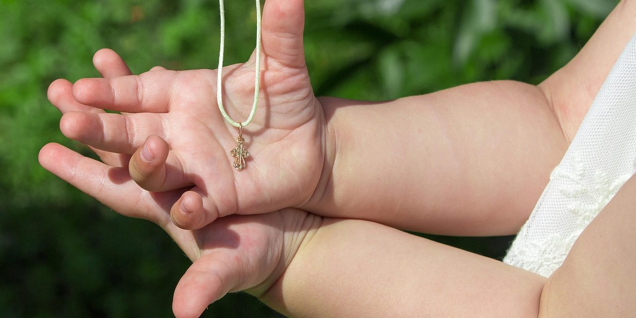 Une médaille de baptême pour fille : symbole, choix et personnalisation